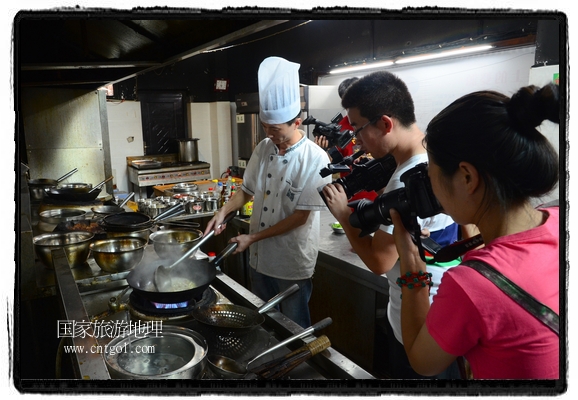 此次攝制組通過拍攝婺源代表名菜糊豆腐、粉蒸肉、荷包紅魚、賽鵝頸及地方小吃清明果、灰汁果、糯米子糕等來詮釋婺源美食經(jīng)典，展示婺源食文化，打造獨(dú)屬婺源的美食符號。