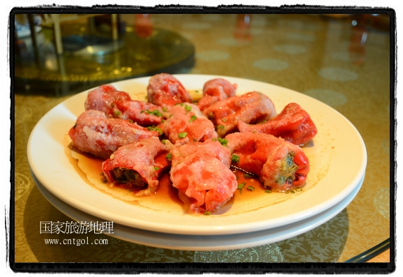 此次攝制組通過拍攝婺源代表名菜糊豆腐、粉蒸肉、荷包紅魚、賽鵝頸及地方小吃清明果、灰汁果、糯米子糕等來詮釋婺源美食經(jīng)典，展示婺源食文化，打造獨(dú)屬婺源的美食符號。