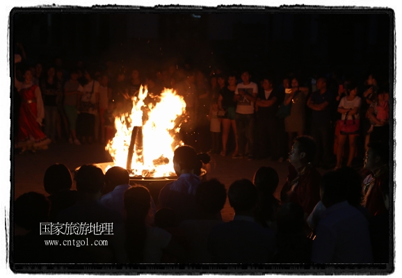 甘肅平?jīng)鍪嗅轻脊沛?zhèn)舉辦了篝火晚會(huì)，1000余名市民參與其中，大家載歌載舞，在歡快熱鬧的氣氛中為每一位父親送祝福。父親節(jié)（Father's Day），顧名思義是感恩父親的節(jié)日。約始于二十世紀(jì)初，起源于美國，現(xiàn)已廣泛流傳于世界各地，節(jié)日日期因地域而存在差異。