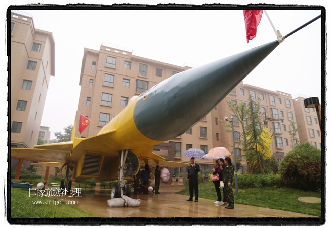 小區(qū)突然出現(xiàn)“飛機(jī)坦克”，其中殲15艦載戰(zhàn)斗機(jī)一架、99式主戰(zhàn)坦克一輛、武直-10武裝直升機(jī)一架，吸引了眾多市民雨中圍觀、合影。