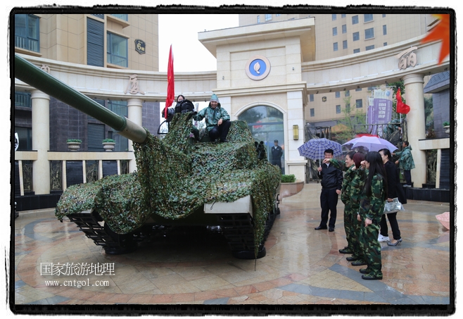 小區(qū)突然出現(xiàn)“飛機(jī)坦克”，其中殲15艦載戰(zhàn)斗機(jī)一架、99式主戰(zhàn)坦克一輛、武直-10武裝直升機(jī)一架，吸引了眾多市民雨中圍觀、合影。