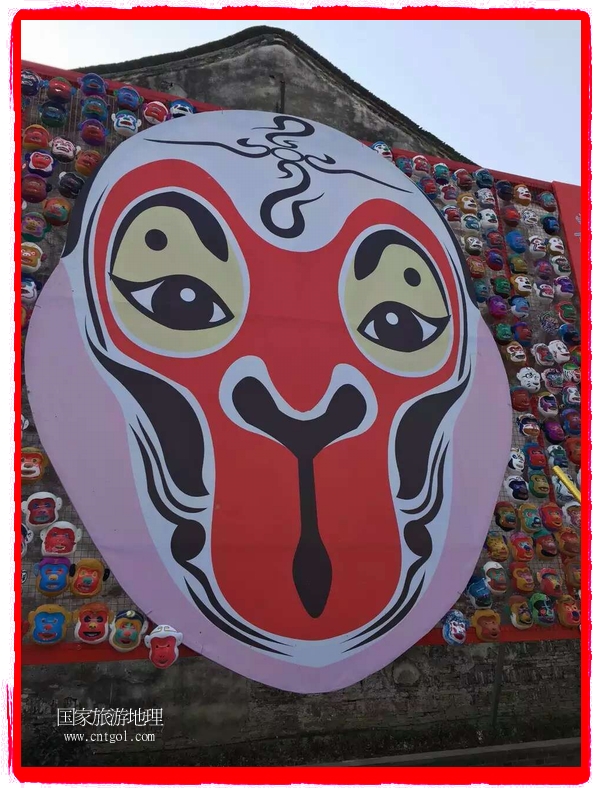 中國規(guī)模最大的猴面具彩繪在南潯古鎮(zhèn)展示。猴子真是今年最紅的動物。 