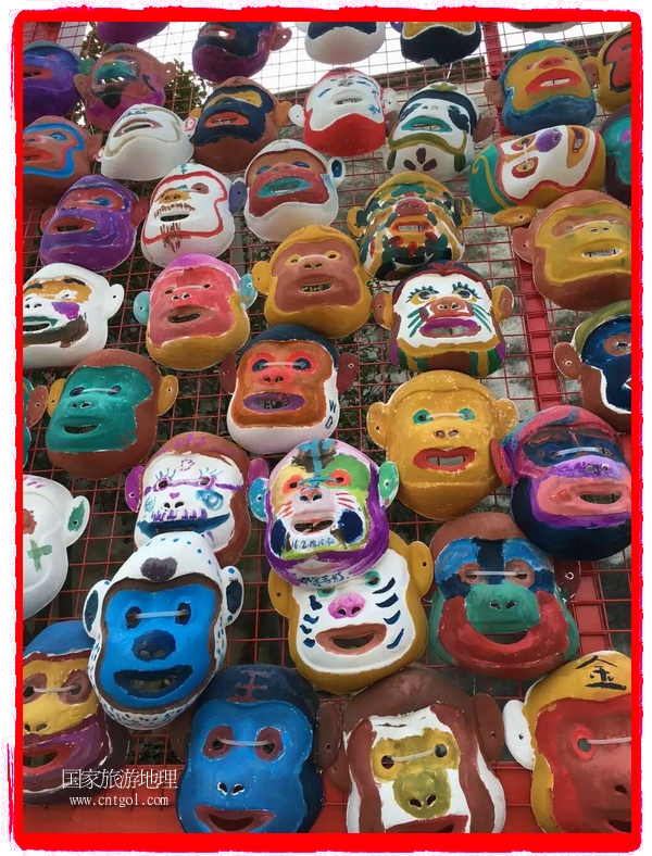 中國規(guī)模最大的猴面具彩繪在南潯古鎮(zhèn)展示。猴子真是今年最紅的動物。 